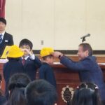 2023年4月10日、柳川市小学校の新一年生に黄色い帽子を贈呈しました。