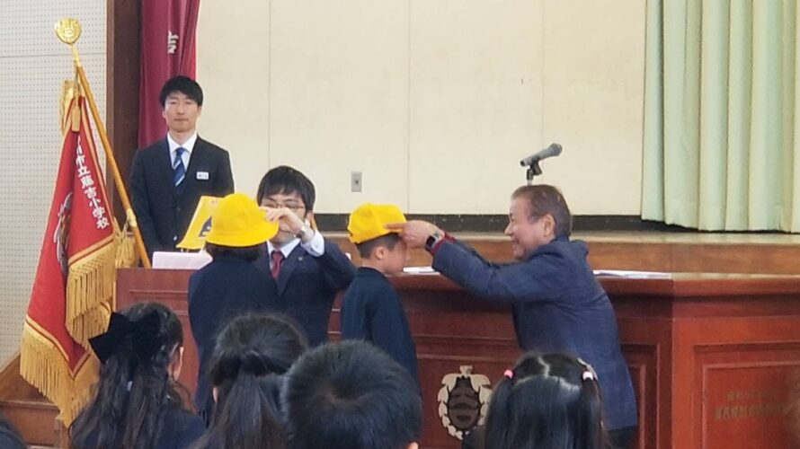 2023年4月10日、柳川市小学校の新一年生に黄色い帽子を贈呈しました。